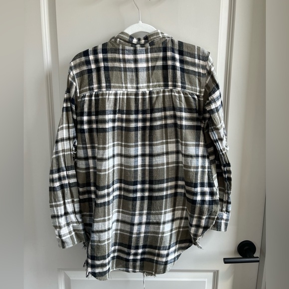 Women’s American Eagle Boyfriend Flannel - Picture 2 of 2